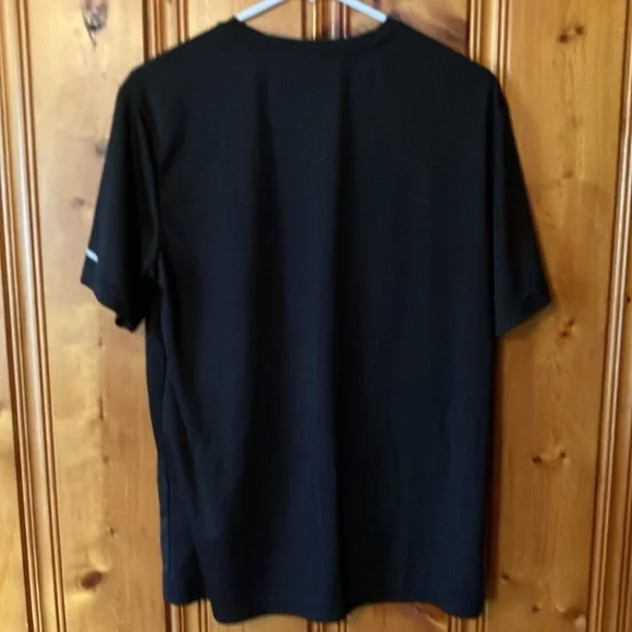 Size Medium Men’s Athletic Regular Fit Quick Dry Tee - Picture 2 of 5